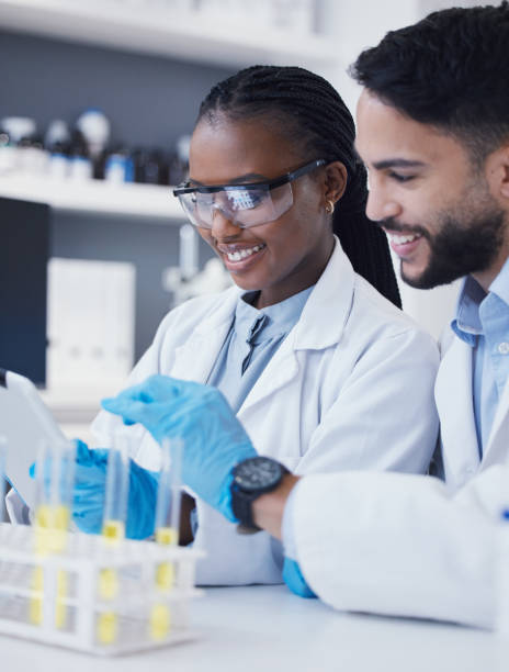 provetta, laboratorio e scienziati per la ricerca medica, la soluzione del vaccino e il lavoro di squadra di analisi dei dati. assistenza sanitaria, partner scientifico e donna felice con medicina o ispezione o controllo dei liquidi - laboratory test tube student scientist foto e immagini stock