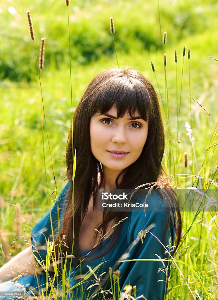 Joven hermosa chica en un prado - Foto de stock de Adulto libre de derechos