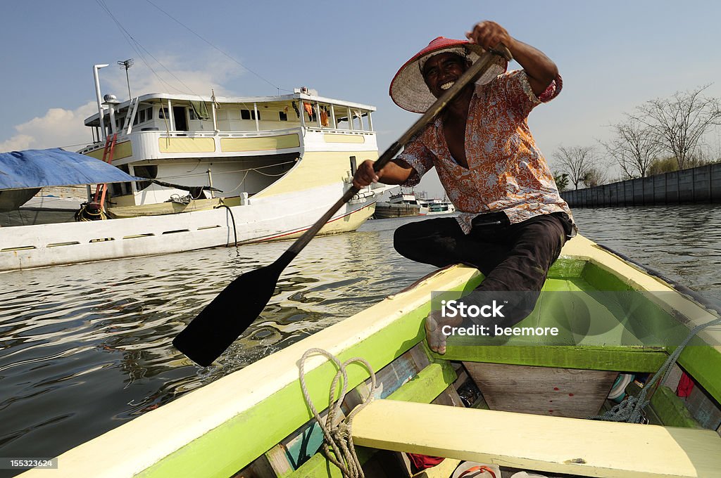 Indonésia boatman em Sunda Kelapa, Jacarta - Foto de stock de Adulto royalty-free