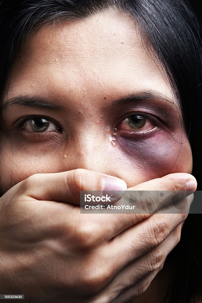 Woman kidnapped abused て、 - 家庭内暴力のロイヤリティフリーストックフォト