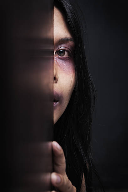 missbraucht frau verstecken in dark - hiding human eye fear women stock-fotos und bilder