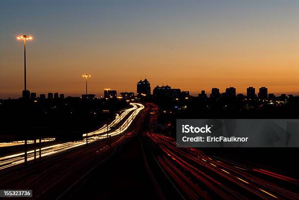 Nacht Verkehr Stockfoto und mehr Bilder von Autoscheinwerfer - Autoscheinwerfer, Mehrspurige Strecke, Stadt