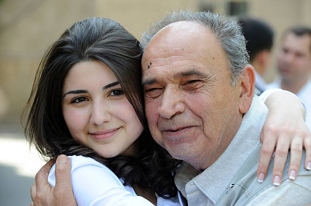 abrazándose y sonriendo abuelo con los nietos - armenian ethnicity fotografías e imágenes de stock