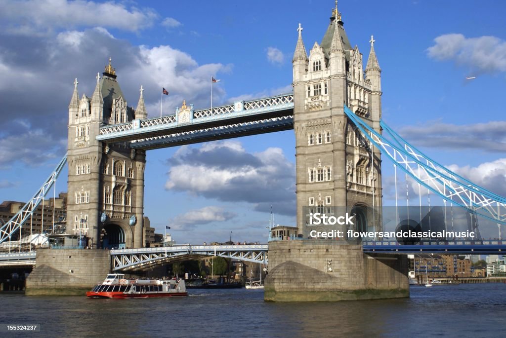 Tower Bridge sopra al Tamigi - Foto stock royalty-free di Ambientazione esterna