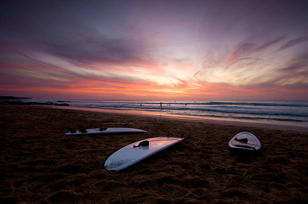 práctica de surf - el cotillo fotografías e imágenes de stock