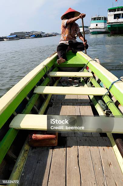 Foto de Indonésia Boatman Em Sunda Kelapa Jacarta e mais fotos de stock de Adulto - Adulto, Chapéu, Exterior