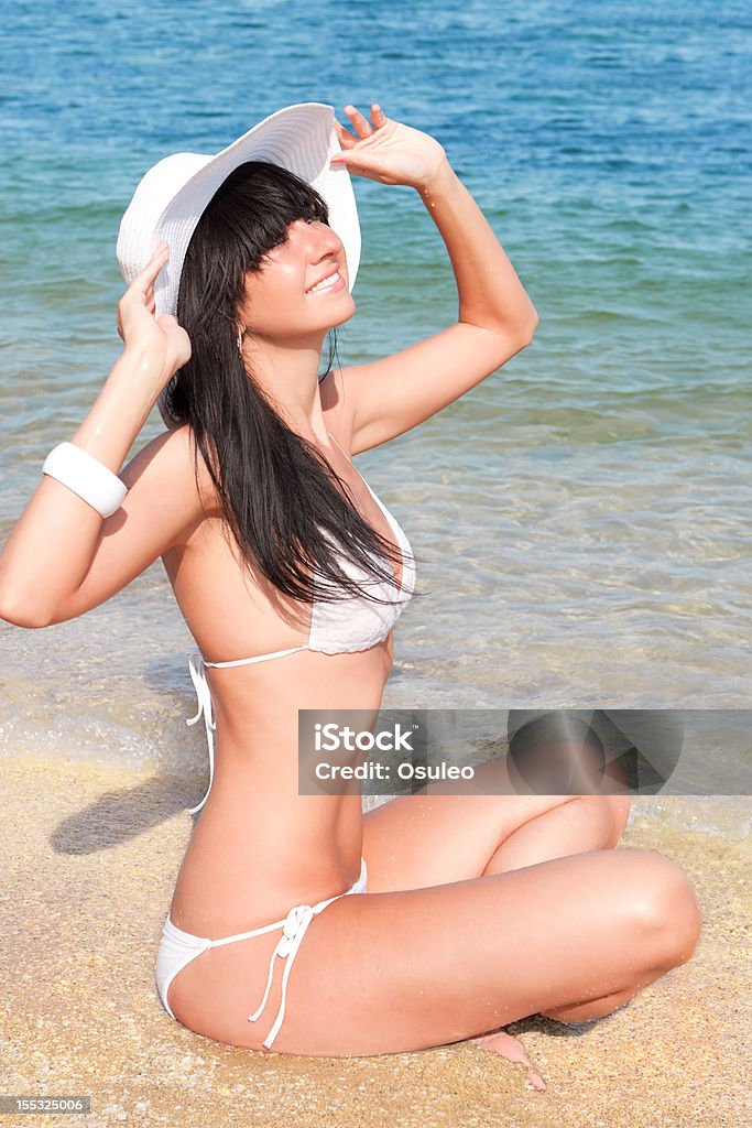 Giovane donna alla moda sulla spiaggia - Foto stock royalty-free di Abbronzarsi