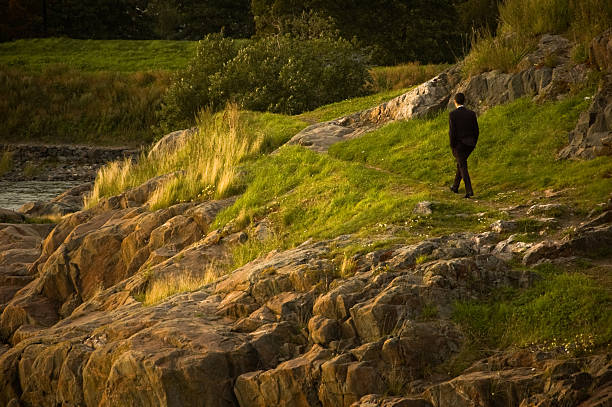 Empresário waling para baixo um caminho na natureza - fotografia de stock