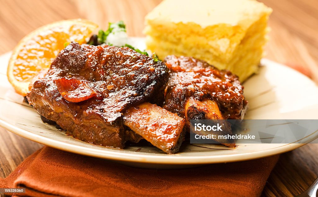 Pikantne Duszony Beef Ribs - Zbiór zdjęć royalty-free (Chleb kukurydziany)