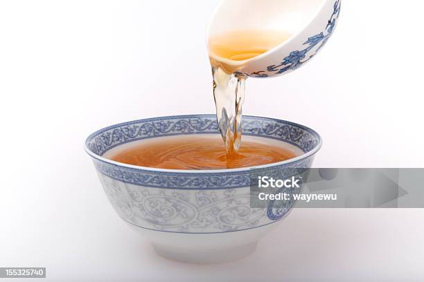 Photo libre de droit de Verser Le Thé Dans Le Bowl banque d'images et plus d'images libres de droit de Boisson - Boisson, Culture asiatique du sud-est, Fond blanc