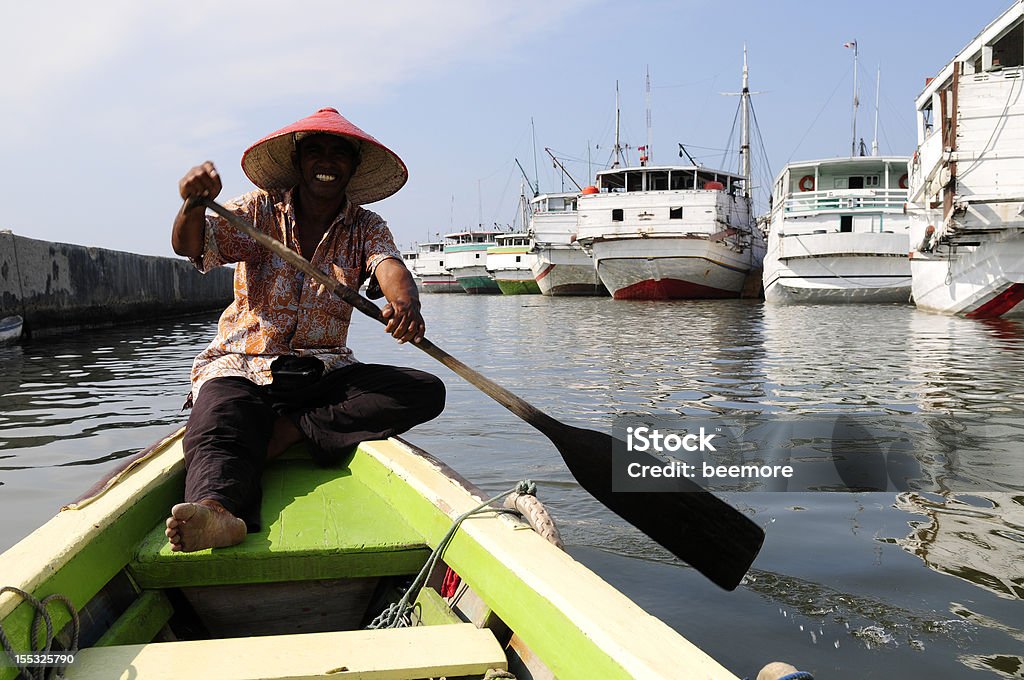 Indonezja boatman w Sunda Kelapa, Dżakarta - Zbiór zdjęć royalty-free (Dorosły)