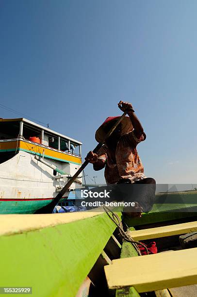 Boatman In Indonesia Jakarta Kelapa Della Sonda - Fotografie stock e altre immagini di Adulto - Adulto, Ambientazione esterna, Cappello