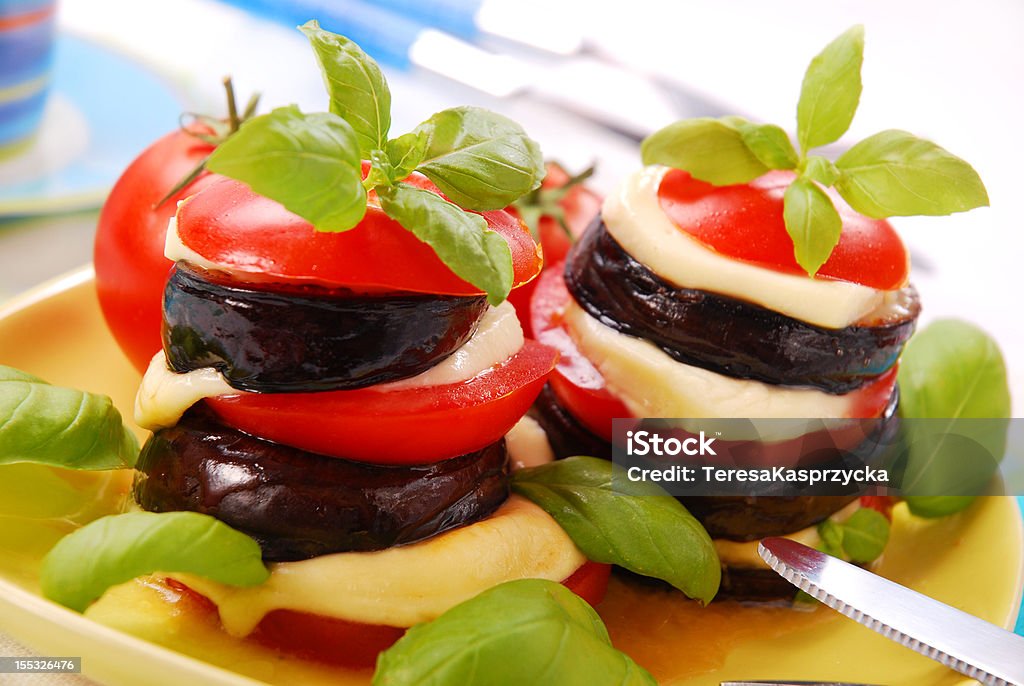 aubergine grillée, tomates et mozzarella - Photo de Aubergine libre de droits