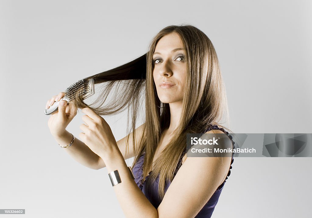 Kämmen das Haar - Lizenzfrei 25-29 Jahre Stock-Foto
