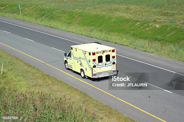 Foto de Ambulância Na Highway e mais fotos de stock de Acidentes e desastres - Acidentes e desastres, Ambulância, Assistência