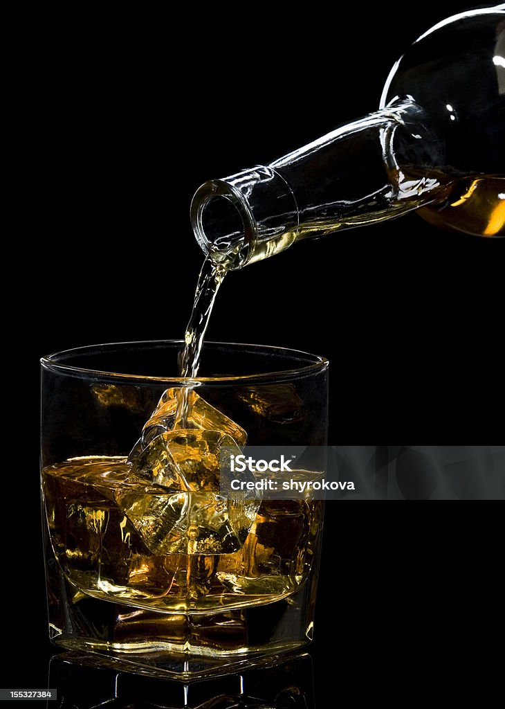 Whisky gegossen in einem Glas, - Lizenzfrei Alkoholisches Getränk Stock-Foto