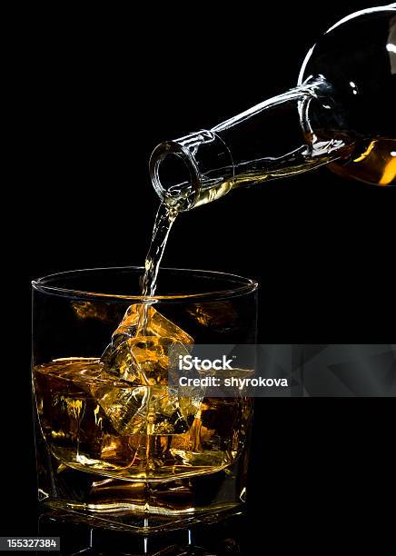 Whisky Gegossen In Einem Glas Stockfoto und mehr Bilder von Alkoholisches Getränk - Alkoholisches Getränk, Bildhintergrund, Braun