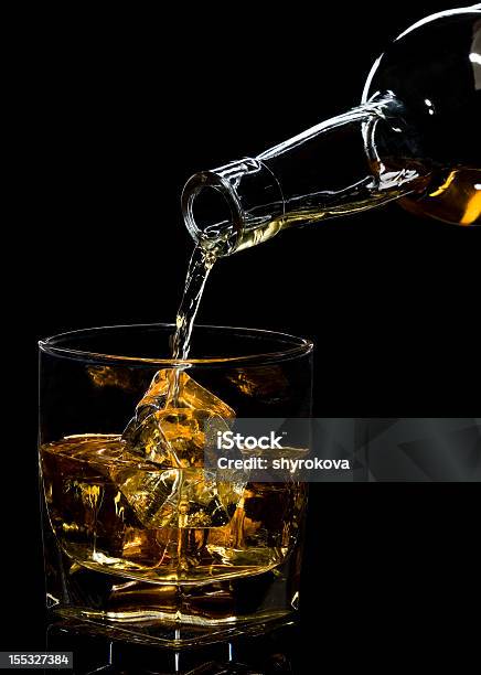 Photo libre de droit de Whisky Été Versé Dans Un Verre banque d'images et plus d'images libres de droit de Alcool - Alcool, Bouteille, Cocktail - Alcool