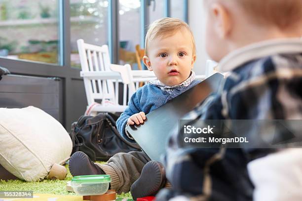 두 유아 한 거실용 바닥용 2명에 대한 스톡 사진 및 기타 이미지 - 2명, 가족, 갈색 눈