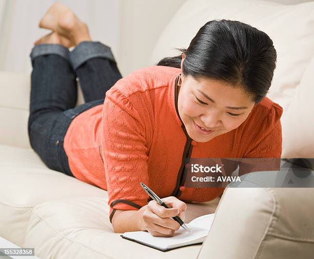 Foto de Mulher Escrevendo No Livro e mais fotos de stock de Agenda - Agenda, Mulheres Maduras, 30 Anos