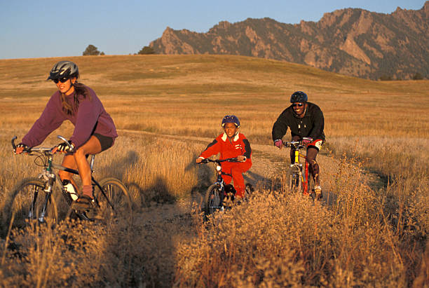 multi-ethnique famille de vtt - mountain biking colorado action cycling photos et images de collection