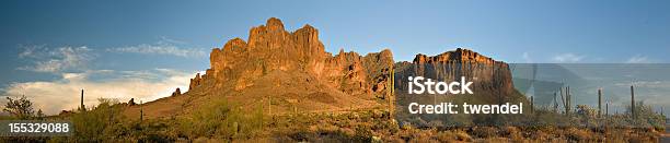 スーパースティション山のパノラマ - アリゾナ州のストックフォトや画像を多数ご用意 - アリゾナ州, スーパースティション山脈, アパッチトレイル