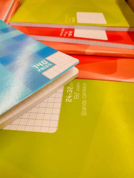 Colorful large-square notebook covers. The number of pages, the format and the annotation "large squares" are noted.