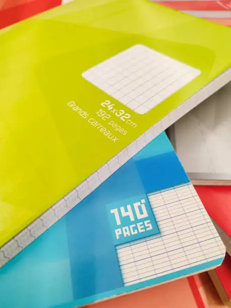 Colorful large-square notebook covers. The number of pages, the format and the annotation "large squares" are noted.