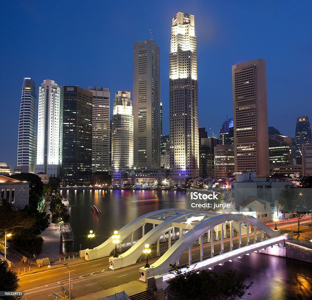 Vie nocturne à Singapour encadré d'Elgin Bridge et de la rivière - Photo de Architecture libre de droits