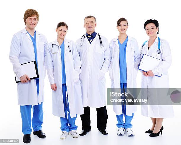 Cinco Feliz Rir Médicos Em Roupa De Hospital - Fotografias de stock e mais imagens de Adulto - Adulto, Adulto maduro, Colega de trabalho