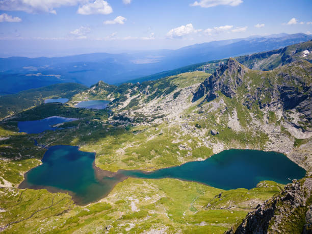 vista aerea del drone dei 7 laghi di rila in bulgaria - rila mountains foto e immagini stock