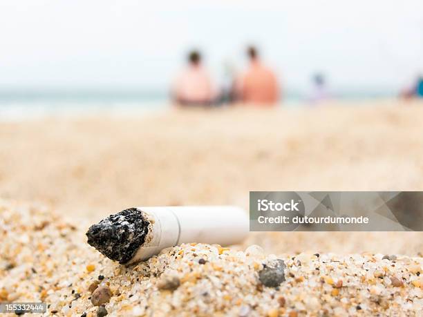 Cigarette Butt On Abeach Stockfoto und mehr Bilder von Zigarette - Zigarette, Strand, Meer