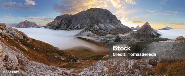 Photo libre de droit de Italie Dolomites Au Lever Du Soleil De Passo Valparola banque d'images et plus d'images libres de droit de Alpes européennes