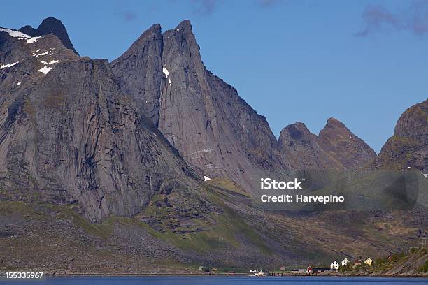 Foto de Fiorde Em Ilhas Lofoten e mais fotos de stock de Aldeia - Aldeia, Condado de Nordland, Cordilheira