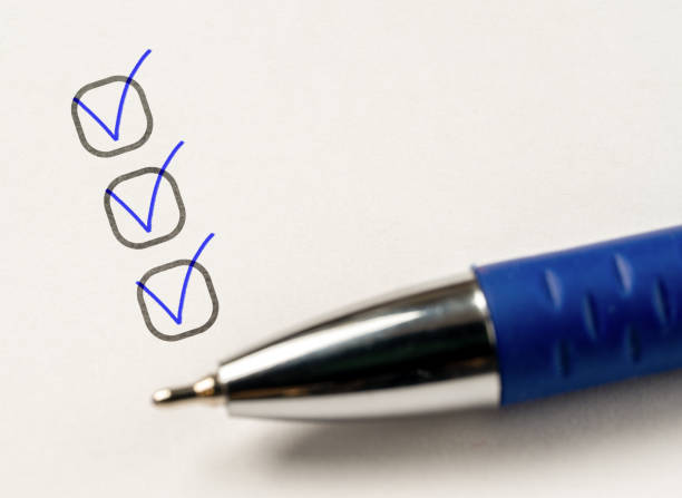 three checkboxes. hand with pen writing check mark on Checklist. Cropped Hand Marking On Check Box on white paper. Completed tasks are ticked off on to do list. copy space tres casillas de verificación. marcar en la casilla de la lista de verificación. marca de verificación de escritura a mano con bolígrafo en la lista de verificación. las tareas completadas están marcadas en la lista de tareas. marca de verificación