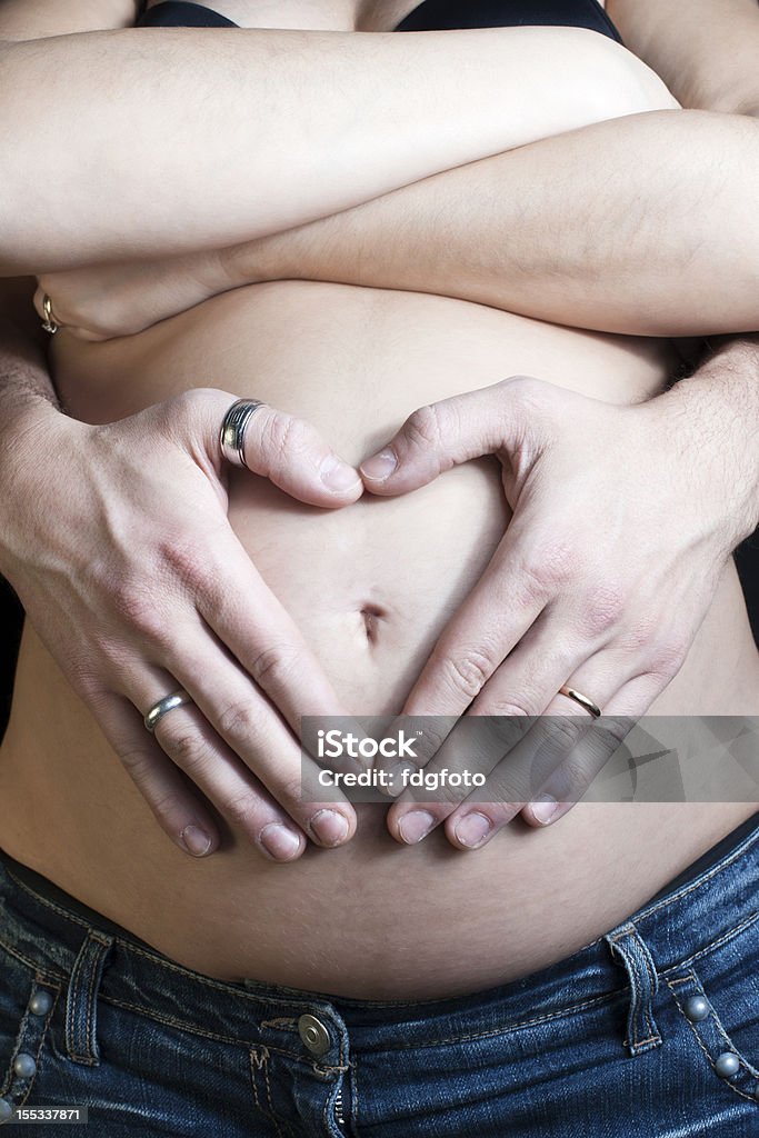 妊娠中の女性に手の父にベリー - ヤングアダルトのロイヤリティフリーストックフォト