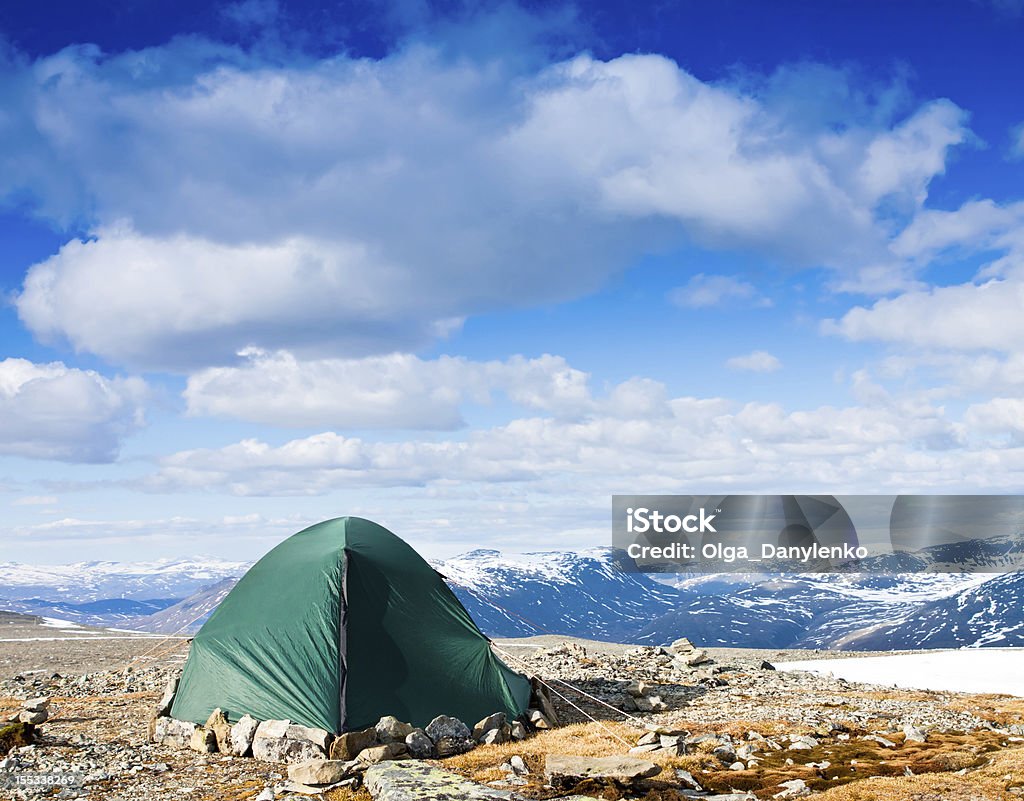 Los turistas carpa en las montañas en Niza día - Foto de stock de Campamento base libre de derechos