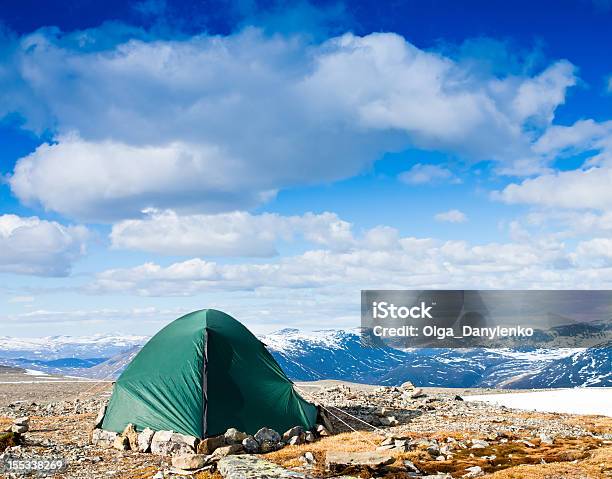Los Turistas Carpa En Las Montañas En Niza Día Foto de stock y más banco de imágenes de Campamento base - Campamento base, Tienda de campaña, Aire libre