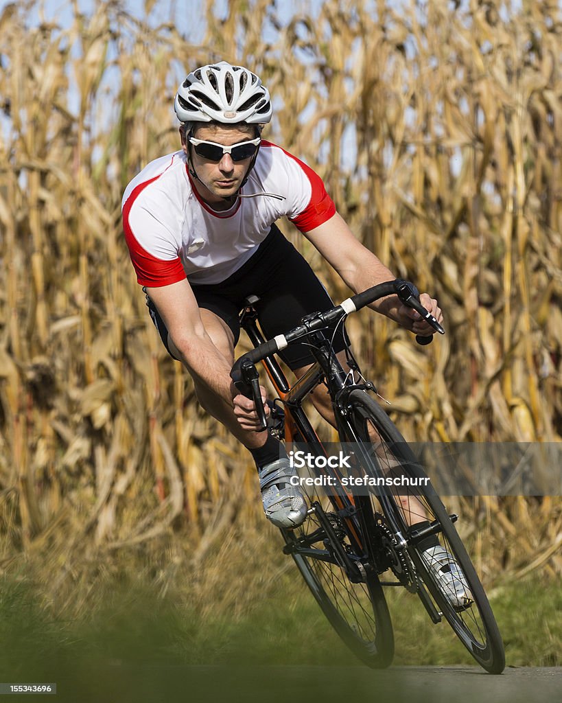 Ciclista en una curva - Foto de stock de Bicicleta de carreras libre de derechos