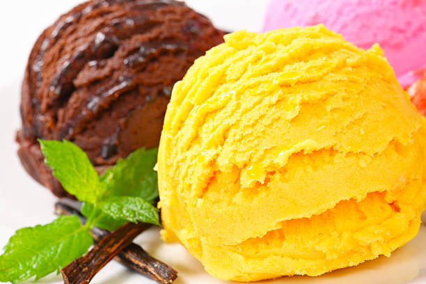 стильное сочетание трех мороженое - raspberry ice cream close up fruit mint стоковые фото и изображения