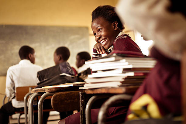 glückliche junge south african mädchen mit einem lächeln - mittelschule bücher stock-fotos und bilder