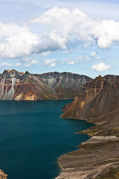 часть tianchi в гору чанбай - winter china cloud lake стоковые фото и изображения