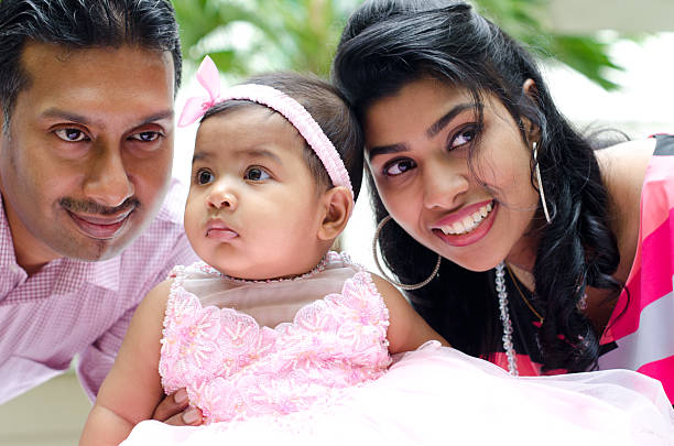 인도어 부모 및 아기 여자아이 - men pakistani ethnicity islam malaysian person 뉴스 사진 이미지