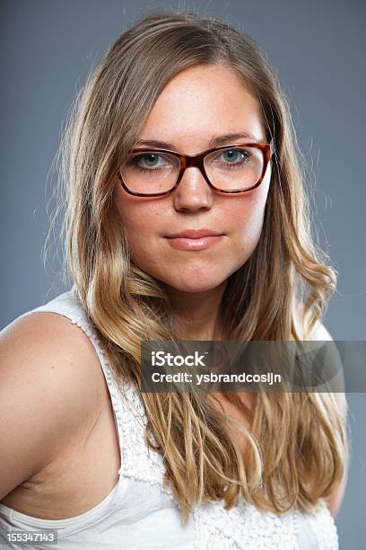 Mujer Bonita Con Cabello Largo Marrón Anteojos Foto de stock y más banco de imágenes de Adulto - Adulto, Belleza, Cabello castaño