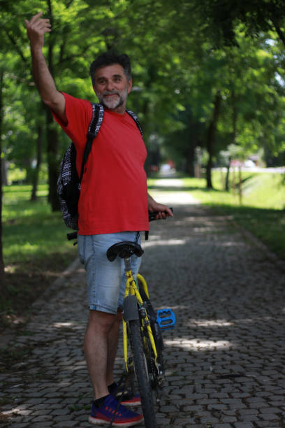 istock Senior active man on street with bicycle 1553481647