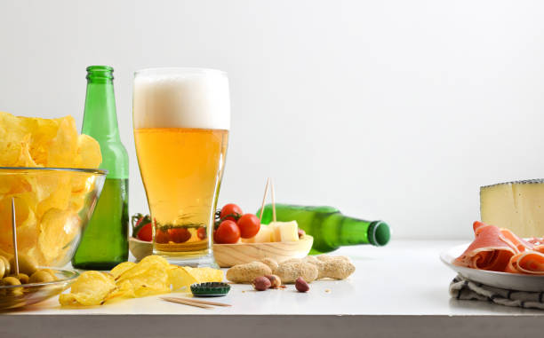 vorspeise mit einem glas bier und isolierter hintergrundansicht von vorne - beer nuts food isolated white stock-fotos und bilder