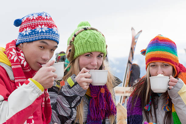 três jovens beber capuccino ao ar livre na zona de esqui - apres ski winter friendship ski imagens e fotografias de stock