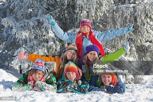 그룹 행복한 젊은 직원관리 라잉 In 인공눈 20-29세에 대한 스톡 사진 및 기타 이미지 - 20-29세, 겨울, 관광 리조트