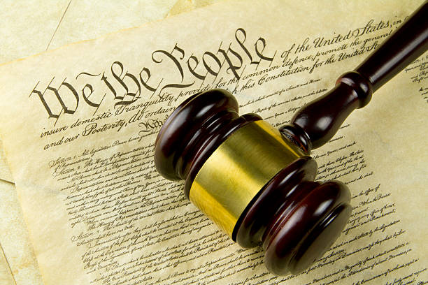 конституция с молоток судьи - founding fathers стоковые фото и изображения