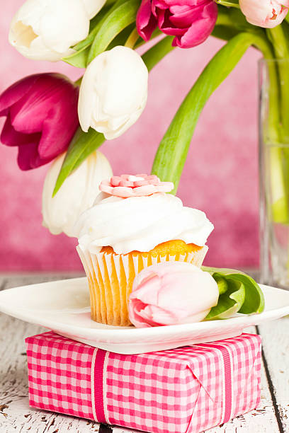 Small Cream Cake in Clear Plastic Box with Fresh Jelly Flower Candy